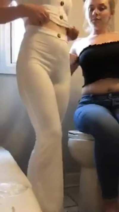 Hot friends flashing asses and boobs + full vid in the comments