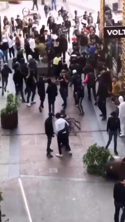 One man single-handedly prevents a mob from looting a store in Gothenburg, Sweden