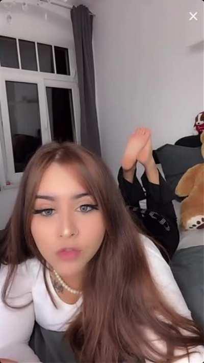 celinaafox live join my community🦁🦶:Foottok