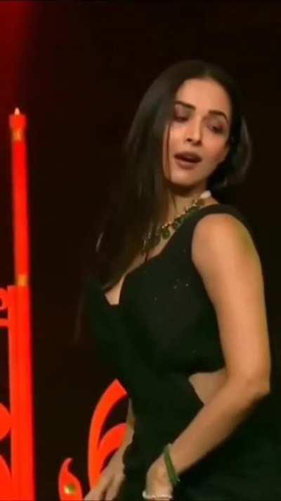 Malaika Arora Twerking in Saree😍