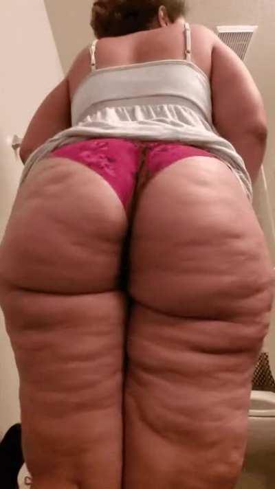 Sexy Woman Shaking Her Cellulite Butt And Thighs