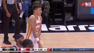 [Highlight] Hawks Fans give Bogi a standing ovation as he takes the court for the first time this season.