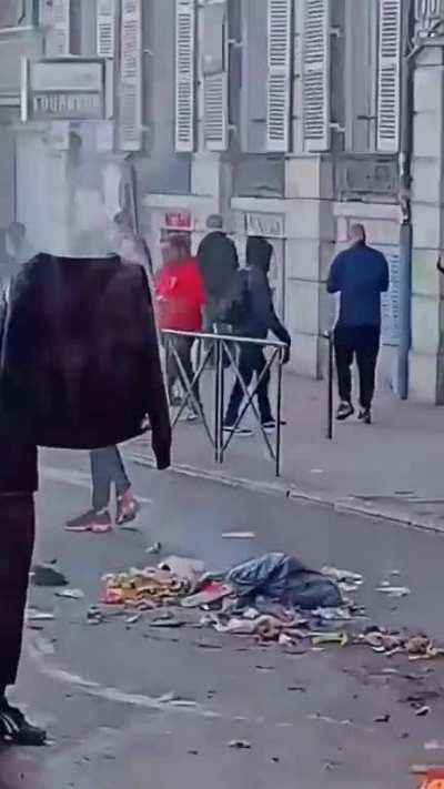 French police used high pressure water cannons against protestors tuesday in Lyon, so the protestors lighted up a big fire on the middle of the street and dried their clothes.