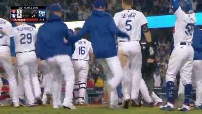 The Los Angeles Dodgers walk off the Cardinals with a Chris Taylor home run in the NL Wild Card Game