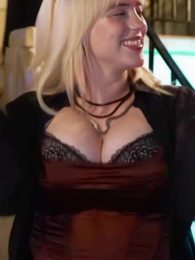 Billie's big tits bouncing