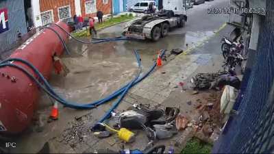 Mar del Plata: Camionero de un atmosférico perdió el control y derramó los residuos cloacales