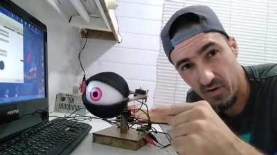 guy look at this bonnie eye what this guy is doing (robotica Criat Tronic)