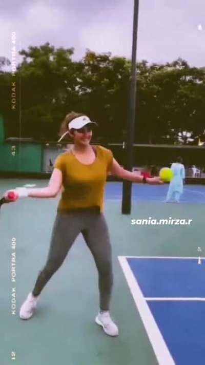 Look at the ever growing bust of sania mirza. She's such a thic proper milf.