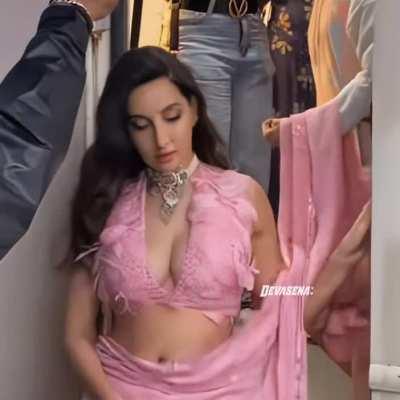 Nora fatehi pallu drop. cleavage expose