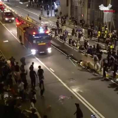 Hong Kong protesters completely dismantle a road barricade in 22 seconds so as to let the fire truck to access