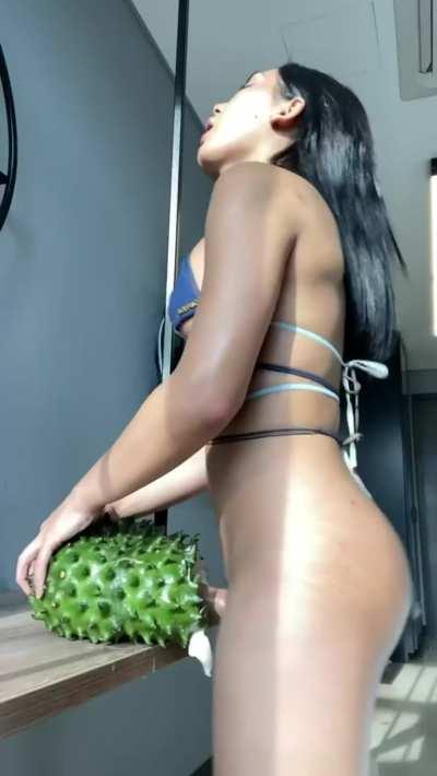 🔥 Serjarabbit from Chaturbate fucks a fruit : ShemalesParadise