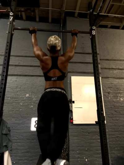 Howdy flexing weighted pull ups