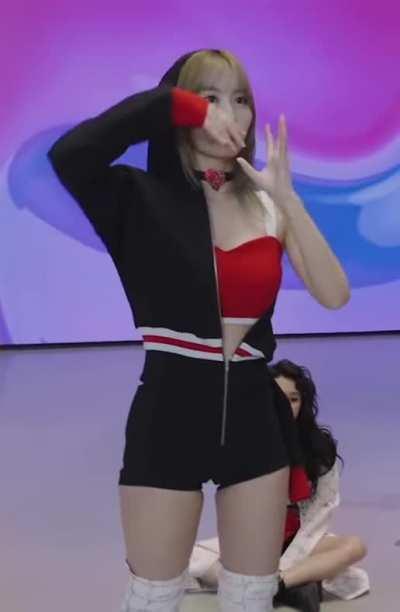 Momo’s thigh gap 🤤🤤