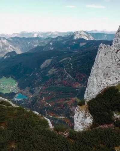 The Stairway to Heaven in Austria is made of steel cables, and stretches over an abyss 700m(approx. 2,296 ft.) below.