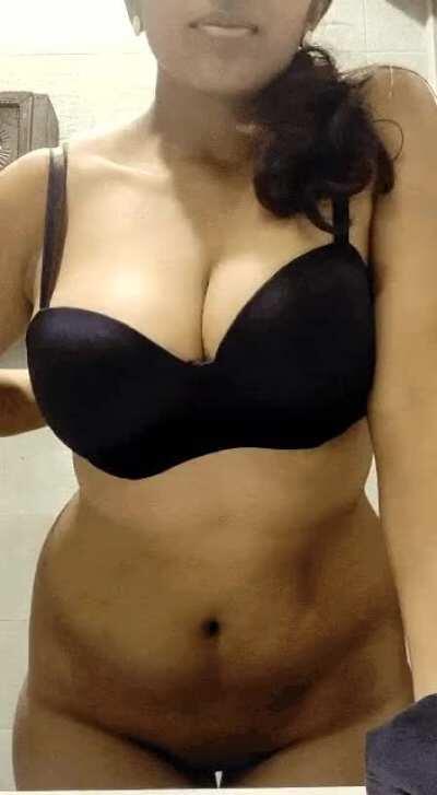 DESI INDIAN TAMIL GIRL SHOWING BIG BOOBS RARE COLLECTION 8 VIDEOS LINK IN COMMENT (MUST WATCH)