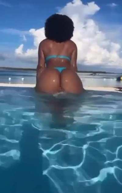 Wet ass😋