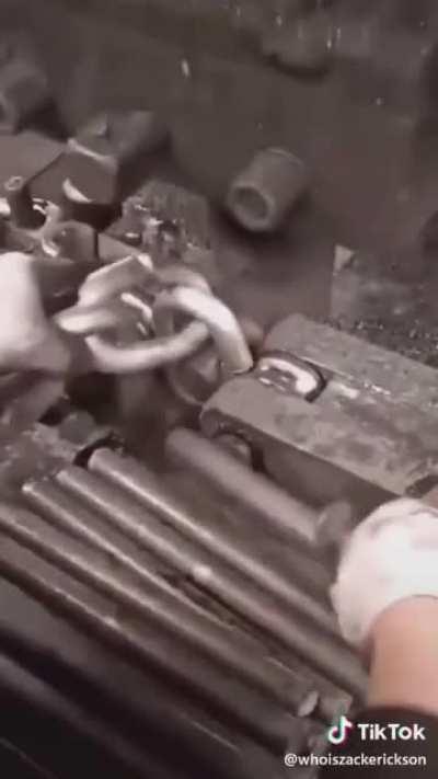 Making a continuous steel chain using just a folding machine.