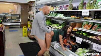 [/r/TheBestGifsNSFW] Grocery Store Madness