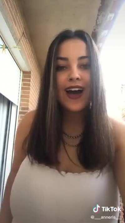 Se acuerdan de ella, en un post la mencionaron tiene también 17 o 16 años pero aquí por más que quieran no se ve como Amywinos y es video lo que nunca ha echo ella moviendo las grandes tetas o que piensan