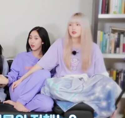 Gfriend Yerin's naughty hand on SinB