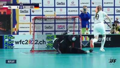 Incredible penalty shot in floorball