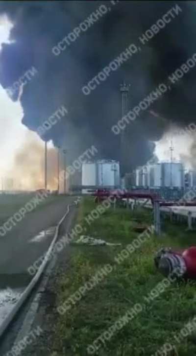 The fire at the oil depot in Proletarsk, Rostov is still not under control. The depot was hit by a Ukrainian drone on the 18th of August and still burning. The first video was filmed by Russian firefighters, second video was recorded by a Russian family f