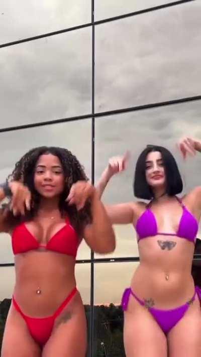 Stephany Ribeiro e Sthe Carvalho dançando de Biquine