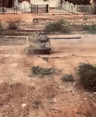 T72AV of the Sudanese Armed Forces (SAF), shooting janjaweid militia positions (Khartoum, Sudan, October 2024)