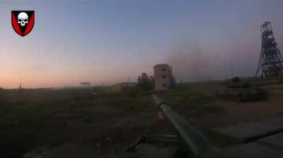 POV from an Ukrainian tank assault on Russian positions by the 72nd Separate Mechanized Brigade in Krasnohorivka, August 2023 (music from source) (at 47.9787861, 37.5199276)