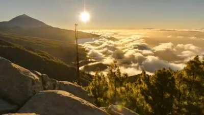 For the night , a Timelapse of an unusual phenomenon called sea of clouds.