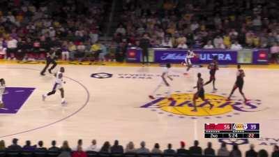 [Highlight] Lakers seem to feel the effects of the early start with the breakdown defensively and Dennis airballs a FT jumper