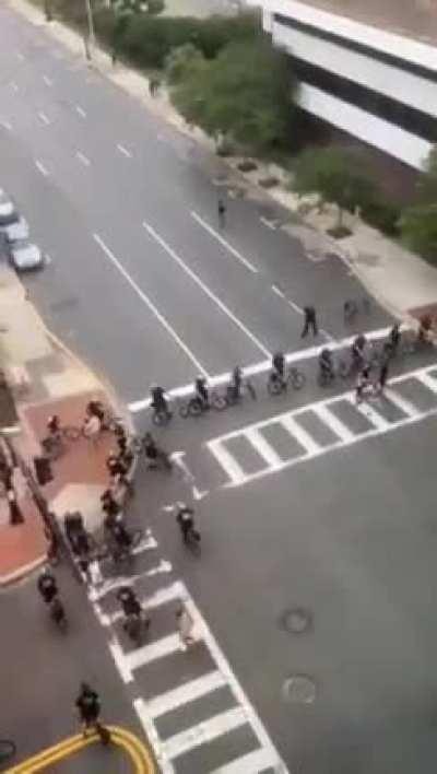 Orlando, FL: police deliberately box in protestors *before* curfew, forcing them to stay in place until after curfew so they can be arrested This is a violation of the Fourth Amendment