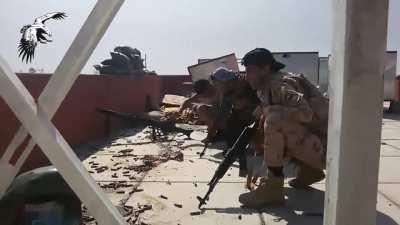 Iraqi fighters wield and MG3 in the fight for Baiji Refinery against IS - 2015