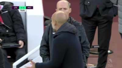 [Highlight] Mike Dean chews gum in the background while Pep Guardiola is furious at James Milner not getting a second yellow card