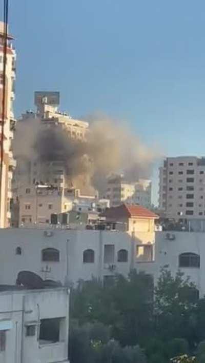 — The moment the Mushtaha tower, west of Gaza, was targeted by reconnaissance aircraft missiles 🔴 @Cultures_of_Resistance (Telegram)