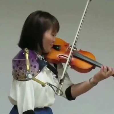 Girl with one hand succeeds at playing violin