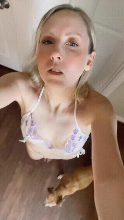 1985 mommy and that makes me 39 years old. I am alone now because my husband is away, would u please my pussy instead?