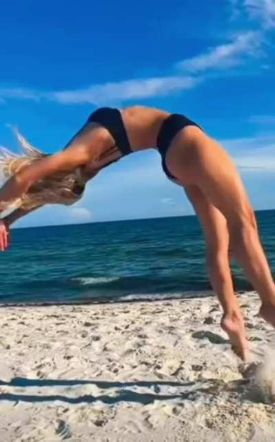 LSU’s Olivia Dunne on the beach 🏝️💜💛