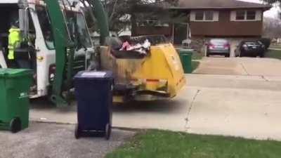 The hydraulics of this recycling truck...