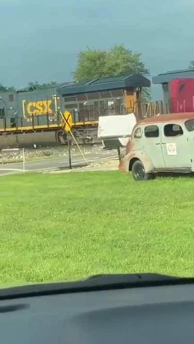 [Semi/Train Collisionðð] How did this guy get stuck with a regular trailer it wasnt even a lowboy trailerð¬? I wonder if you loose your cdl for this or no company will hire u afterwards career wise .