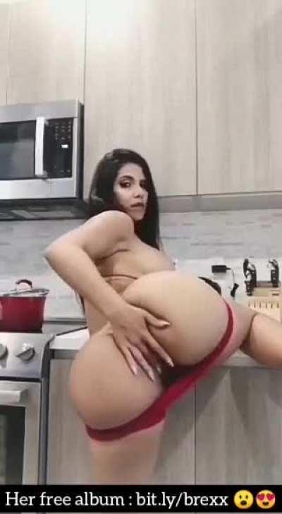 Latina with big titties and an ass 😳