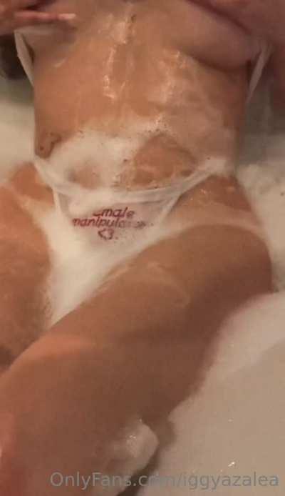 Iggy Azalea teasing (+peak) tits in bathtub