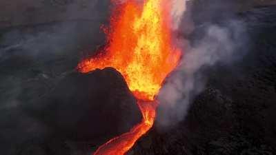 🔥 Once I stopped filming, little lava pieces started raining down all over us spectators. They looked like shiny brown popcorn, weighed nothing, and had already completely cooled down from the distance they'd been thrown up in the air - Fagradalsfjall vol