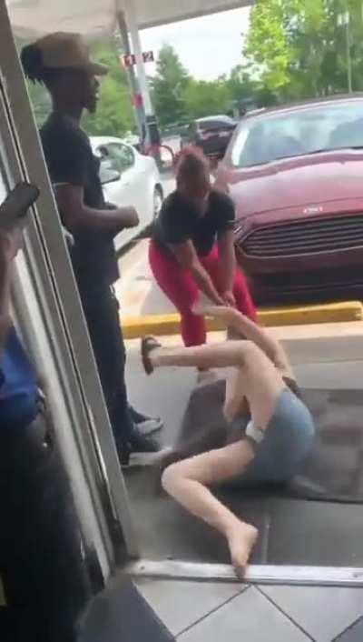 Jealous ex violently beats up her baby daddy’s new girl as the baby tries to help her