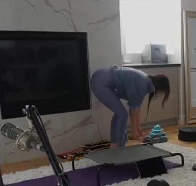 Poki thighs and juicy ass in her workout stream.