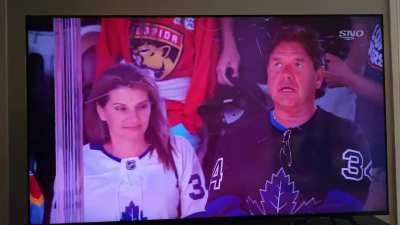 Anthem Singer Forgets the Lyrics to Oh, Canada at Leafs / Panthers Game in Florida. The Crowd Helps Him Out.
