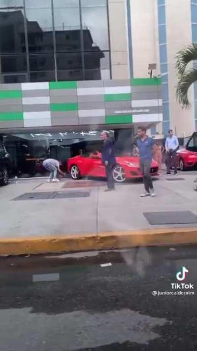 Caraqueño desde su Orinoquia: Vieron esos ferraris no se ven en el monte y culebra...