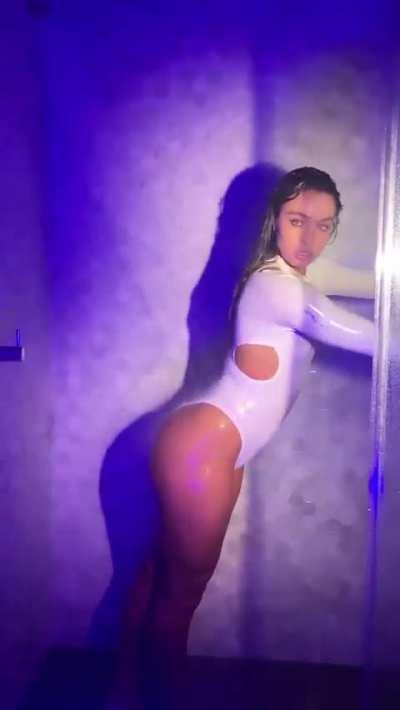 Sommer Ray Shower