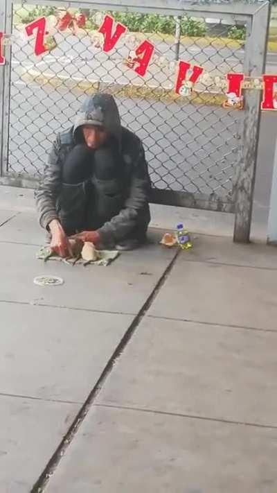 It's not everyday you see trained Rats, Peruvian &quot;Rat Man&quot; performing on the streets of lima