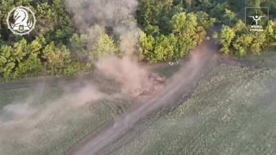 Ukraine’s 47th Mechanized Brigade showing a Bradley IFV extracting infantry after a DPICM cluster strike on advancing Russian infantry